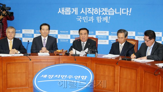 문희상 새정치민주연합 비상대책위원장이 17일 오전 국회에서 열린 비상대책위원회의에 참석해 모두발언을 하고 있다.이길동기자.gdlee@heraldcorp.com
문희상 새정치민주연합 비상대책위원장이 17일 오전 국회에서 열린 비상대책위원회의에 참석해 모두발언을 하고 있다.이길동기자.gdlee@heraldcorp.com