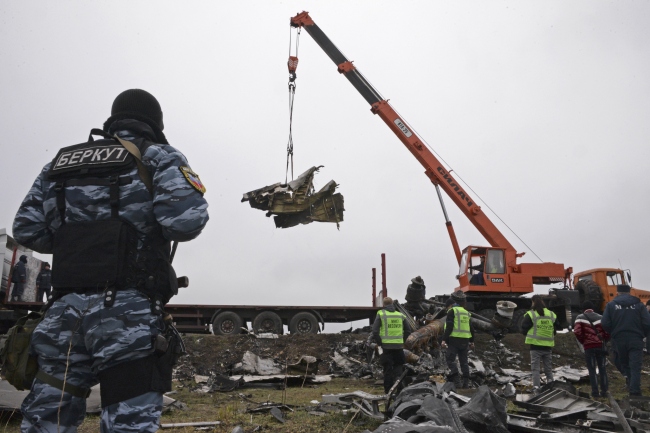 <YONHAP PHOTO-0971> Recovery workers in rebel-controlled eastern Ukraine load debris from the crash site of Malaysia Airlines Flight 17, in Hrabove, Ukraine, Sunday, Nov. 16, 2014, four months after the plane was brought down. Sunday's operation is being carried out under the supervision of Dutch investigators and officials from the Organization for Security and Cooperation in Europe. The recovered fragments will be loaded onto trains and ferried to the government-controlled eastern Ukrainian city of Kharkiv, and the investigation into the cause of the crash is being conducted there and in the Netherlands.(AP Photo/Mstyslav Chernov)/2014-11-16 20:25:54/ <저작권자 ⓒ 1980-2014 ㈜연합뉴스. 무단 전재 재배포 금지.>
Recovery workers in rebel-controlled eastern Ukraine load debris from the crash site of Malaysia Airlines Flight 17 in Hrabove, Ukraine, Sunday, four months after the plane was brought down.   AP-Yonhap