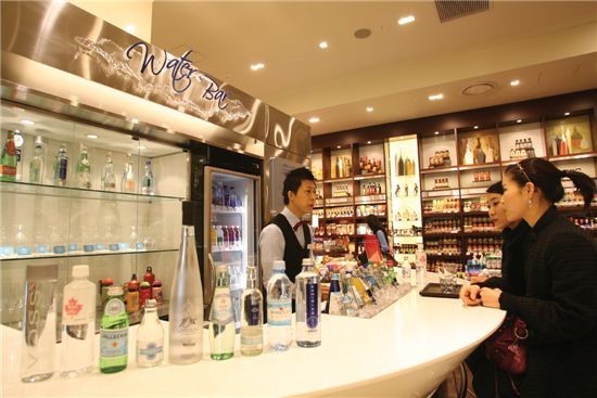 “Miracle” by Yoon Su-yeon explores the origins of luxury drinking water sold at membership-based sports clubs and water bars.   The Kumho Museum of Art