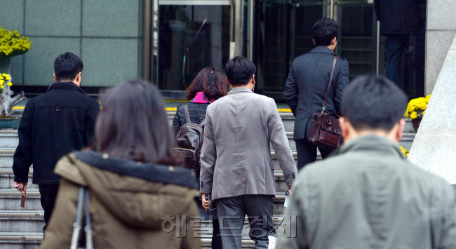 정부서울 청사 공무원<br />김명섭 기자 msiron@heraldcorp.com
정부서울 청사 공무원
김명섭 기자 msiron@heraldcorp.com
정부서울 청사 공무원
김명섭 기자 msiron@heraldcorp.com
정부서울 청사 공무원
김명섭 기자 msiron@heraldcorp.com