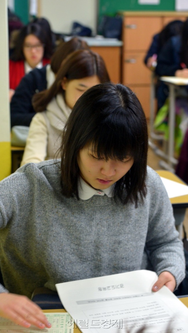 고등학교 1,2학년 전국연합학력평가가 실시된 18일 오전 서울 영등포구 여의도동 여의도여고에서 학생들이 신중히 시험을 보고 있다.<br />김명섭 기자 msiron@heraldcorp.com
고등학교 1,2학년 전국연합학력평가가 실시된 18일 오전 서울 영등포구 여의도동 여의도여고에서 학생들이 신중히 시험을 보고 있다.
김명섭 기자 msiron@heraldcorp.com