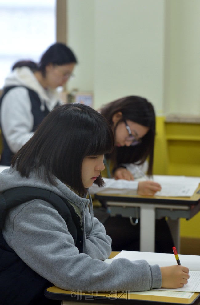 고등학교 1,2학년 전국연합학력평가가 실시된 18일 오전 서울 영등포구 여의도동 여의도여고에서 학생들이 신중히 시험을 보고 있다.<br />김명섭 기자 msiron@heraldcorp.com
고등학교 1,2학년 전국연합학력평가가 실시된 18일 오전 서울 영등포구 여의도동 여의도여고에서 학생들이 신중히 시험을 보고 있다.
김명섭 기자 msiron@heraldcorp.com