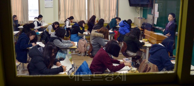 고등학교 1,2학년 전국연합학력평가가 실시된 18일 오전 서울 영등포구 여의도동 여의도여고에서 학생들이 신중히 시험을 보고 있다.<br />김명섭 기자 msiron@heraldcorp.com
고등학교 1,2학년 전국연합학력평가가 실시된 18일 오전 서울 영등포구 여의도동 여의도여고에서 학생들이 신중히 시험을 보고 있다.
김명섭 기자 msiron@heraldcorp.com
고등학교 1,2학년 전국연합학력평가가 실시된 18일 오전 서울 영등포구 여의도동 여의도여고에서 학생들이 신중히 시험을 보고 있다.
김명섭 기자 msiron@heraldcorp.com
