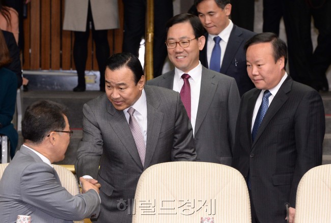 이완구 새누리당 원내대표(왼쪽두번째)가 18일 오전 국회에서 열린 원내대책회의에 참석하기위해 회의장에 들어오며 신성범의원과 인사를 하고 있다.이길동기자.gdlee@heraldcorp.com
이완구 새누리당 원내대표(왼쪽두번째)가 18일 오전 국회에서 열린 원내대책회의에 참석하기위해 회의장에 들어오며 신성범의원과 인사를 하고 있다.이길동기자.gdlee@heraldcorp.com