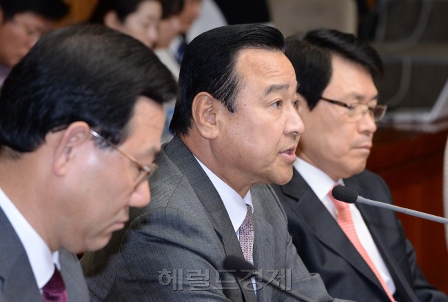 이완구 새누리당 원내대표가 18일 오전 국회에서 열린 원내대책회의에 참석해 모두발언을 하고 있다.이길동기자.gdlee@heraldcorp.com
이완구 새누리당 원내대표가 18일 오전 국회에서 열린 원내대책회의에 참석해 모두발언을 하고 있다.이길동기자.gdlee@heraldcorp.com