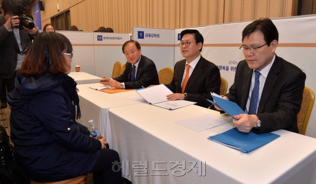 18일 오전 서울시 중구 명동에 위치한 은행회관에서 정우택 국회정무위원장(가운데)와 시중은행장들이 참석한가운데 국민행복을 위한 서민금융 종합상담행사가열려 서민금융 종합상담을 하고 있다. 이상섭 기자. babtong@heraldcorp.com
18일 오전 서울시 중구 명동에 위치한 은행회관에서 정우택 국회정무위원장(가운데)와 시중은행장들이 참석한가운데 국민행복을 위한 서민금융 종합상담행사가열려 서민금융 종합상담을 하고 있다. 이상섭 기자. babtong@heraldcorp.com