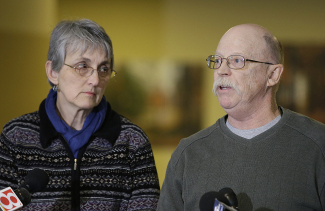 Ed and Paula Kassig, parents of Peter Kassig, speak during a news conference in Indianapolis on Monday.   AP-Yonhap