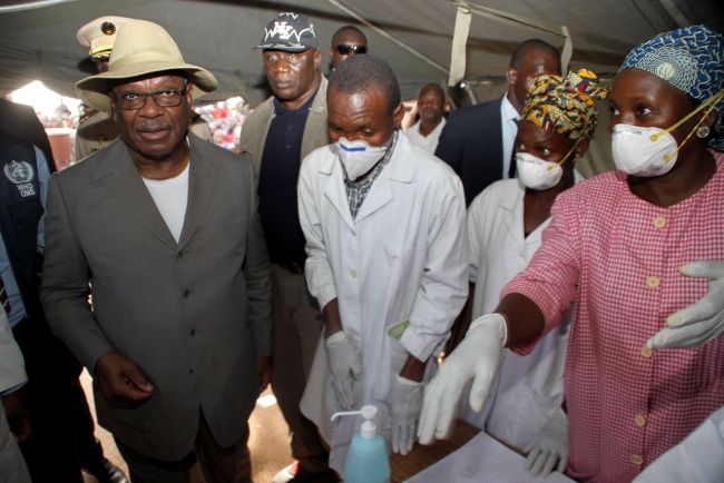 <YONHAP PHOTO-0163> Malian President Ibrahim Boubacar Keita (L) meets heatlth workers on November 17, 2014 as he visits the village of Kouremale near the border with Guinea. Mali has been scrambling to prevent a minor outbreak from turning into a major crisis after the deaths of a Guinean imam and the Malian nurse who treated him in the capital Bamako. Teams of investigators have been tracking health workers and scouring Bamako and the imam's village of Kouremale, which straddles the Mali-Guinea border, for people who could have been exposed. AFP PHOTO / STRINGER../2014-11-18 05:43:08/ <저작권자 ⓒ 1980-2014 ㈜연합뉴스. 무단 전재 재배포 금지.>
Malian President Ibrahim Boubacar Keita (left) meets health workers in the village of Kouremale near the border with Guinea on Monday.   AFP-Yonhap