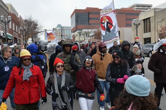 <YONHAP PHOTO-0369> Protesters march in a peaceful protest November 17, 2014 streets in Clayton, Missouri. The governor of the US state of Missouri declared a state of emergency Monday and activated the National Guard ahead of a grand jury decision in the case of a black teenager shot and killed by a white police officer. Many fear an outbreak of violence if the St Louis County grand jury fails to indict Ferguson city police officer Darren Wilson in the August 9 death of 18-year-old Michael Brown. AFP PHOTO / Michael B. Thomas../2014-11-18 06:08:50/ <저작권자 ⓒ 1980-2014 ㈜연합뉴스. 무단 전재 재배포 금지.>
Demonstrators march in a peaceful protest in Clayton, Missouri, Monday.   AFP-Yonhap