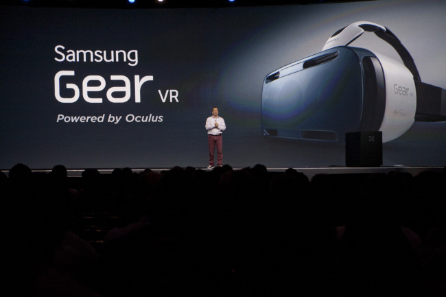 Nick DiCarlo, vice president of Samsung Telecommunications America’s portfolio planning and product marketing, introduces the Samsung Gear VR at the company’s developer conference held last week in San Francisco.   Samsung Electronics