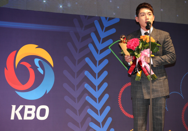 Nexen’s Seo Geon-chang accepts the MVP award on Tuesday.   Yonhap
