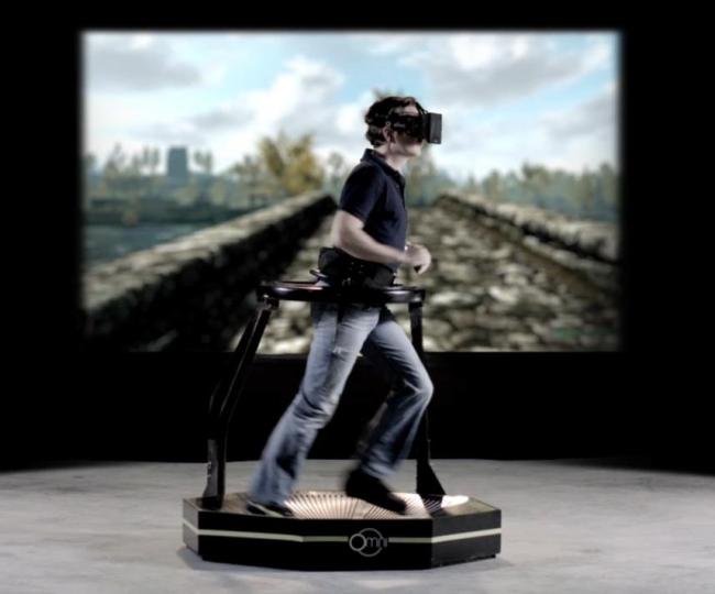 버툭스(Virtuix) 사의 가상현실 런닝머신 옴니(Omni)시연 모습.
(사진=버툭스)