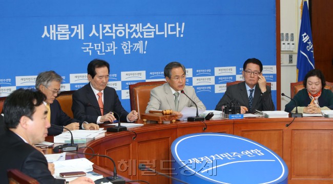우윤근 새정치민주연합 원내대표가 19일 오전 국회에서 열린 비상대책위원회의에 참석해 모두발언을 하고 있다.이길동기자.gdlee@heraldcorp.com
우윤근 새정치민주연합 원내대표가 19일 오전 국회에서 열린 비상대책위원회의에 참석해 모두발언을 하고 있다.이길동기자.gdlee@heraldcorp.com