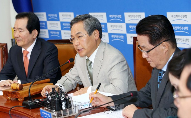 우윤근 새정치민주연합 원내대표가 19일 오전 국회에서 열린 비상대책위원회의에 참석해 모두발언을 하고 있다.이길동기자.gdlee@heraldcorp.com
우윤근 새정치민주연합 원내대표가 19일 오전 국회에서 열린 비상대책위원회의에 참석해 모두발언을 하고 있다.이길동기자.gdlee@heraldcorp.com