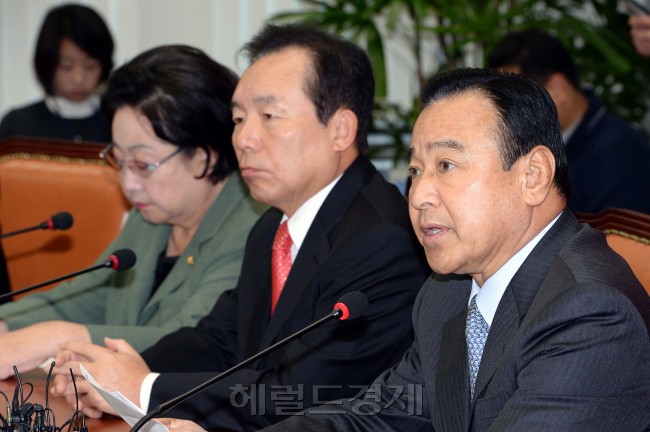 이완구 새누리당 원내대표가 19일 오전 국회에서 열린 최고중진연석회의에 참석해 모두발언을 하고 있다.이길동기자.gdlee@heraldcorp.com
이완구 새누리당 원내대표가 19일 오전 국회에서 열린 최고중진연석회의에 참석해 모두발언을 하고 있다.이길동기자.gdlee@heraldcorp.com
이완구 새누리당 원내대표가 19일 오전 국회에서 열린 최고중진연석회의에 참석해 모두발언을 하고 있다. 이 자리에서 이인제(가운데) 최고위원은 “우리나라에서는 9년째 북한인권법이 제정되지 않고 표류중”이라며 “이번 국회에서 반드시 북한인권법을 제정하고자 밀도 높은 노력을 해야 한다”고 말했다.
이길동 기자/gdlee@