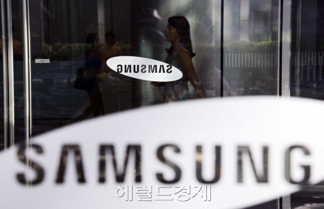 지난 주말 삼성전자와 애플의 특허소송을 담당하는 미국 캘리포니아 연방 북부지방법원의 배심원단은 삼성이 애플의 스마트폰과 태블릿PC의 특허를 침해했다고 평결한 가운데 27일 오전 서울 서초옥 삼성전자 사옥의 분위기가 무겁게 가라앉아 있다. 박해묵 기자/mook@heraldmcorp.com