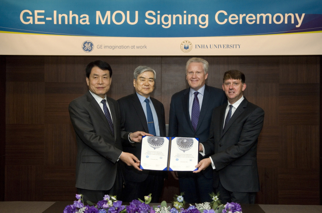 From left to right: Inha University president Park Choon-bae; Hanjin Group chairman Cho Yang-ho; GE chairman and CEO Jeff Immelt; and Chris Drewer, general manager of Asia-Pacific sales for GE Aviation, pose at the partnership signing ceremony held at a Seoul hotel on Monday.   Hanjin Group