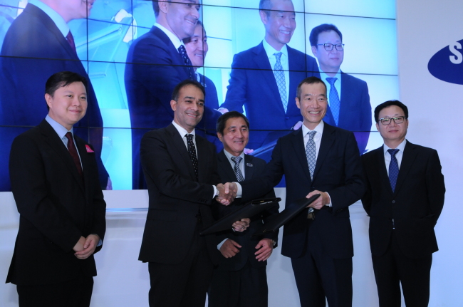 Samsung C&T CEO Choi Chi-hun (fourth from right) poses for with Symphony Life executive chairman Tan Sri Azman Yahya (second from left) at the groundbreaking ceremony.