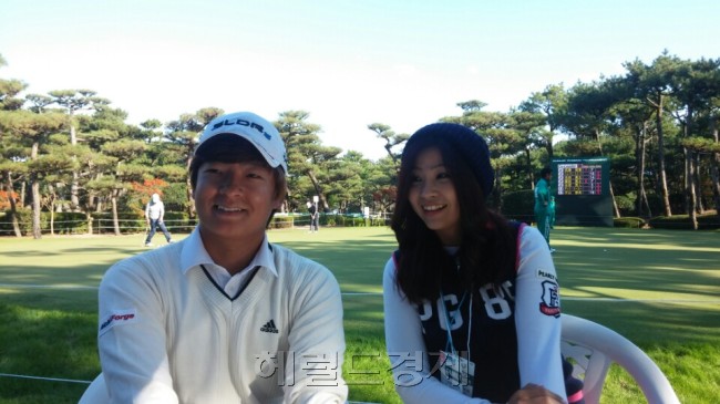 코리안투어 상금왕 김승혁이 여자친구이자 KLPGA 스타인 양수진의 도움 속에 던롭 피닉스 토너먼트 한국인 첫 챔피언에 도전한다. 미야자키=조범자 기자