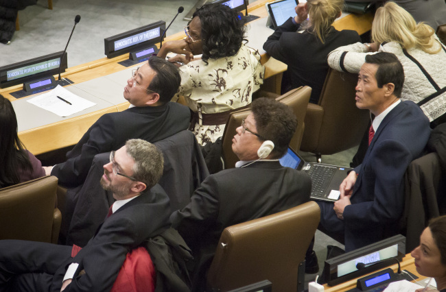 Choe Myong-nam (second from left), North Korea’s official in charge of U.N. affairs and human rights, and other delegates watch the recorded votes
on a draft proposal during a meeting of the U.N. General Assembly human rights committee on Tuesday. AP-Yonhap