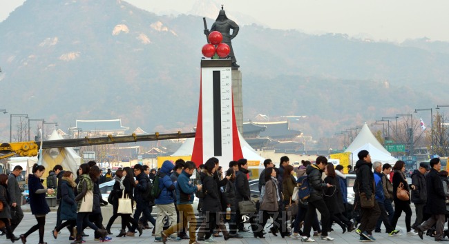 사랑의 열매 연말연시 캠페인 출범식이 열리는 20일 오전 서울 광화문광장에 사랑의 온도탑이 설치되고 있다.<br />김명섭 기자 msiron@heraldcorp.com
사랑의 열매 연말연시 캠페인 출범식이 열리는 20일 오전 서울 광화문광장에 사랑의 온도탑이 설치되고 있다.
김명섭 기자 msiron@heraldcorp.com