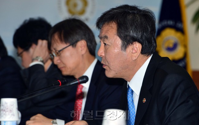 20일 오전 금융위원회 대회의실에서 금융발전심의회 및 전문가 회의에서 모두 발언을 하고 있다.<br /><br />윤병찬기자/yoon4698@heraldcorp.com
20일 오전 금융위원회 대회의실에서 금융발전심의회 및 전문가 회의에서 모두 발언을 하고 있다.
윤병찬기자/yoon4698@heraldcorp.com
금융위원회는 20일 서울 중구 세종대로 금융위에서 금융발전심의회 정책ㆍ글로벌 분과 확대연석회의를 열어 ‘금융회사 지배구조 모범규준’을 논의했다. 신제윤 금융위원장이 “금융회사 지배구조의 외형과 모양새는 글로벌 스탠다드에 근접했지만 아직 주주와 시장, 금융감독기구의 요구수준에 미치지 못한다”고 말하고 있다. 윤병찬 기자/yoon4698@