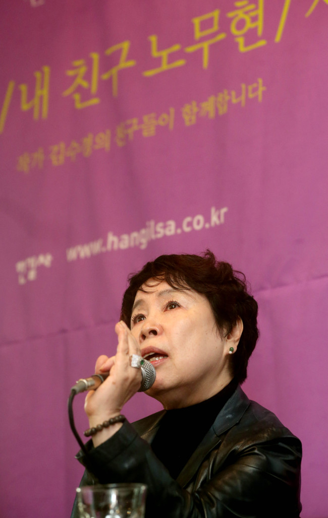 Author Kim Soo-kyung talks about her book “My Private Roh Moo-hyun” during a press conference in Seoul.   Yonhap
