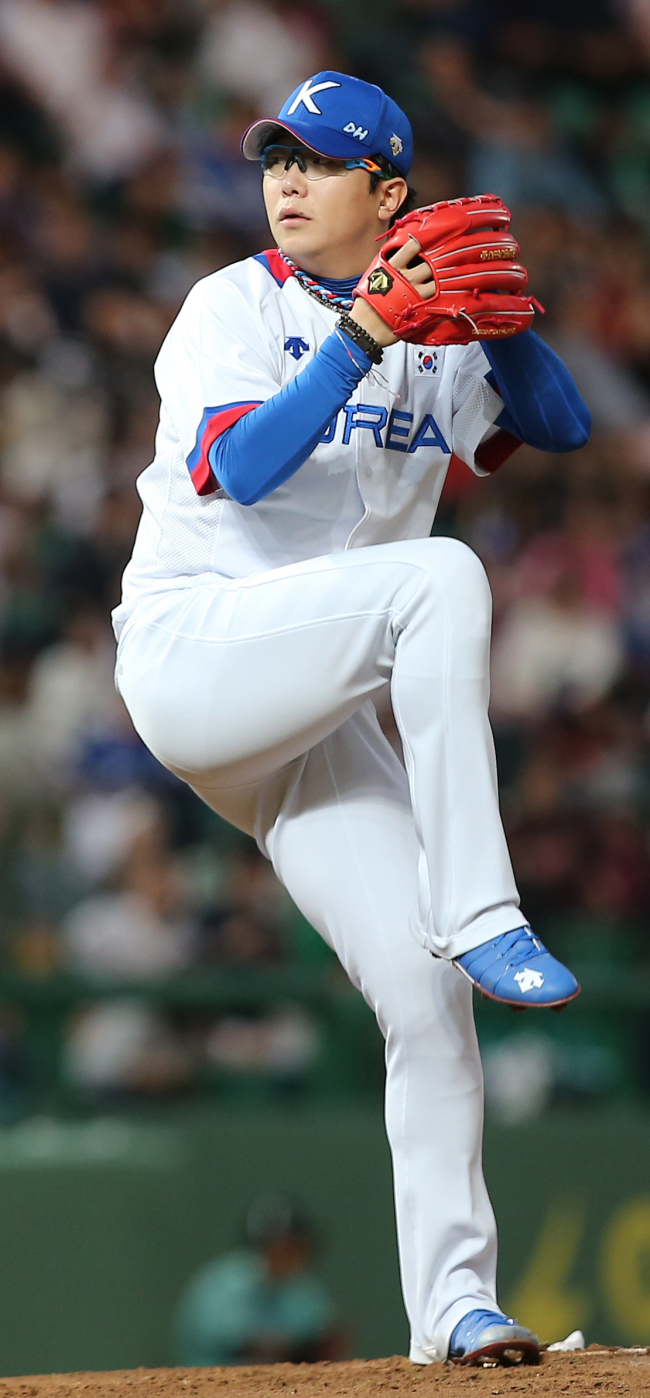 <YONHAP PHOTO-1248> KBO, MLB 사무국에 양현종 포스팅요청 (서울=연합뉴스) 한국야구위원회(KBO)는 KIA 타이거즈의 요청에 따라 미국 메이저리그(MLB)사무국에 "왼손 투수 양현종(26)을 30개 구단에 포스팅해 달라"고 요청했다고 17일 밝혔다. 지난 9월 인천 문학야구장에서 열린 2014 인천 아시안게임 남자 야구 조별예선 한국 대 대만의 경기에서 한국의 선발투수 양현종이 역투하고 있다. 2014.11.17 << 연합뉴스 DB >> photo@yna.co.kr/2014-11-17 15:31:13/ <저작권자 ⓒ 1980-2014 ㈜연합뉴스. 무단 전재 재배포 금지.>
Kia Tigers’ Yang Hyeon-jong.   Yonhap
Kia Tigers’ Yang Hyeon-jong.   Yonhap