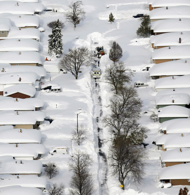 A bulldozer clears the way for an ambulance in a neighborhood in West Seneca, New York, Wednesday.
AP-Yonhap