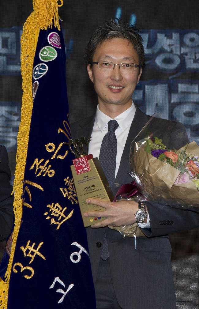 Han Seung-baik, country leader of Gore Korea, receives the Best Companies to Work for in Korea award at a ceremony in Seoul.   Gore Korea