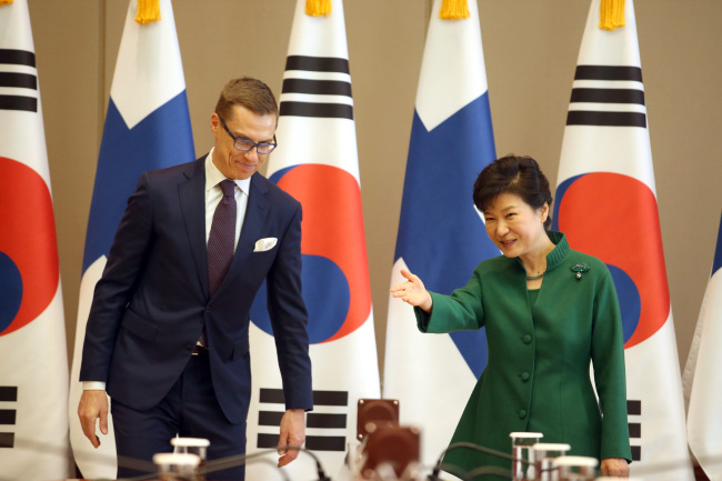 President Park Geun-hye offers a seat for Finnish Prime Minister Alexander Stubb at a meeting held at Cheong Wa Dae on Thursday.   Yonhap