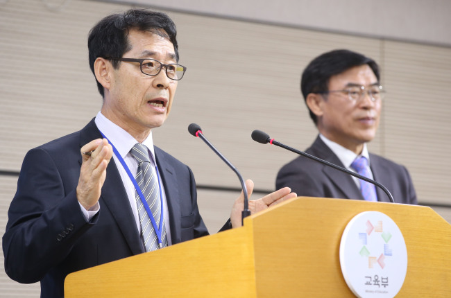Kim Sung-hoon, head of the Korea Institute for Curriculum and Evaluation, speaks during a news conference on Thursday. (Yonhap)
