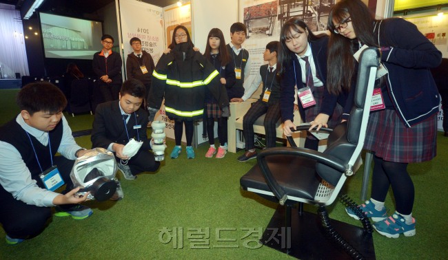 2014청소년 미래상상 기술경진대회 본선대회가 5~6일 서울 한남동 블루스퀘어에서 열려 학생들이 생활속에서 편리와 안전을 주는 발명품을 선보이고 있다.<br />김명섭 기자 msiron@heraldcorp.com
2014청소년 미래상상 기술경진대회 본선대회가 5~6일 서울 한남동 블루스퀘어에서 열려 학생들이 생활속에서 편리와 안전을 주는 발명품을 선보이고 있다.
김명섭 기자 msiron@heraldcorp.com
2014청소년 미래상상 기술경진대회 본선대회가 5~6일 서울 한남동 블루스퀘어에서 열려 학생들이 생활속에서 편리와 안전을 주는 발명품을 선보이고 있다.
김명섭 기자 msiron@heraldcorp.com