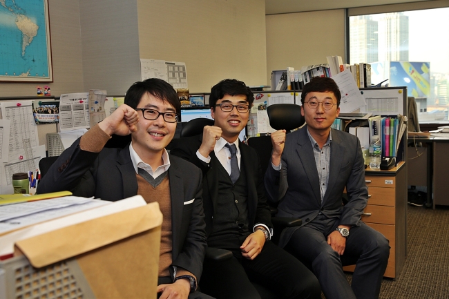 대우인터내셔널의 유희동(왼쪽부터), 오정준, 권용태 대리가  파이팅을 외치고 있다. [사진제공=대우인터내셔널]