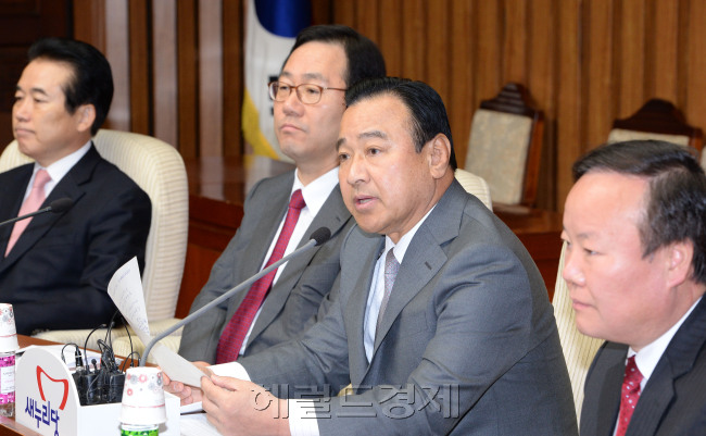 이완구 새누리당 원내대표가 21일 오전 국회에서 열린 상임위원장.간사단 연석회의에 참석해 모두발언을 하고 있다.이길동기자.gdlee@heraldcorp.com
이완구 새누리당 원내대표가 21일 오전 국회에서 열린 상임위원장.간사단 연석회의에 참석해 모두발언을 하고 있다.이길동기자.gdlee@heraldcorp.com