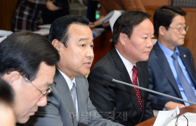 이완구 새누리당 원내대표가 21일 오전 국회에서 열린 상임위원장.간사단 연석회의에 참석해 모두발언을 하고 있다.이길동기자.gdlee@heraldcorp.com
이완구 새누리당 원내대표가 21일 오전 국회에서 열린 상임위원장.간사단 연석회의에 참석해 모두발언을 하고 있다.이길동기자.gdlee@heraldcorp.com