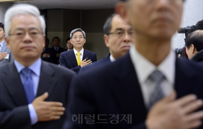KB금융사태로 인해 이경재 KB금융지주 이사회의장이 지난 20일 사임한 가운데 취임식을 앞 둔 윤종규 KB금융지주 신임 회장이 21일 오전 서울 명동 본사에서 열린 KB금융지주 임시 주주총회에 참석하고 있다. 박해묵 기자/mook@heraldcorp.com