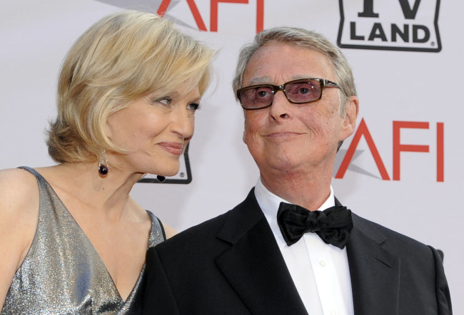 Journalist Diane Sawyer and director Mike Nichols (right).   AP-Yonhap