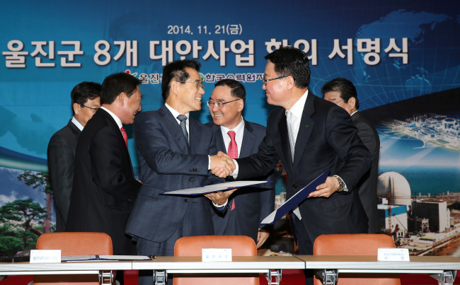 Prime Minister Chung Hong-won (center) attends the signing ceremony on a nuclear power plant deal at the Uljin County office in North Gyeongsang Province on Friday.   Yonhap