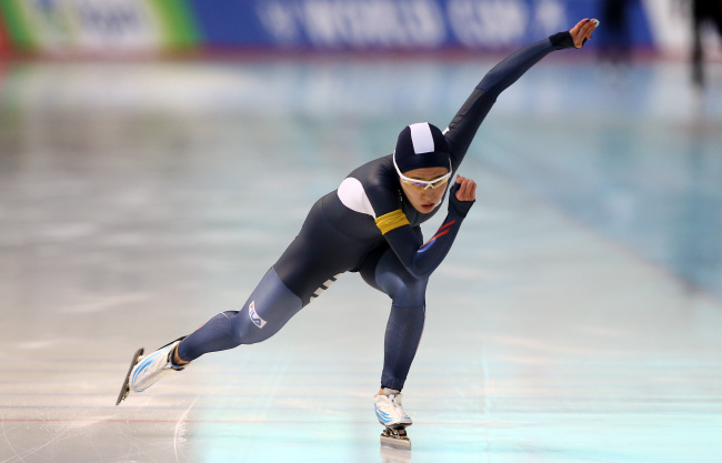 Korea’s Lee Sang-hwa competes in the 500-meter race on Friday.   (Yonhap)