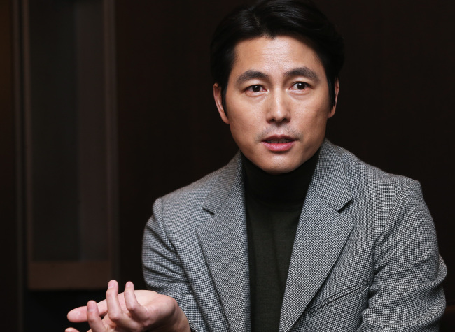 Actor Jung Woo-sung speaks during an interview ahead of a year-end reception hosted by UNHCR Korea in Seoul on Friday.   Yonhap