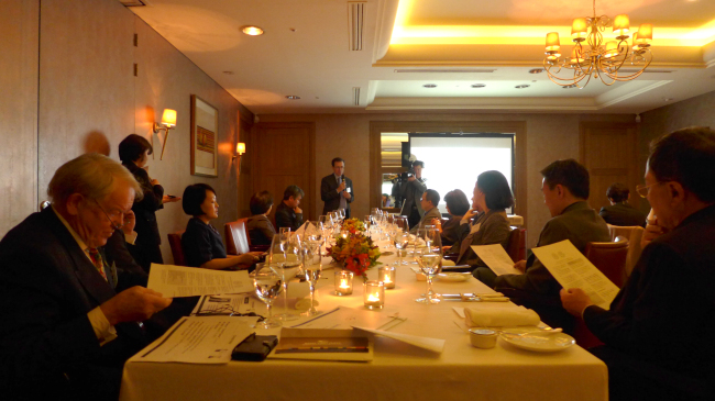 5.4 Club members discuss ways to promote Korean cuisine to the world at their year-end meeting at JW Marriot Hotel last Thursday.   Joel Lee/The Korea Herald