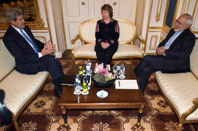 U.S. Secretary of State John Kerry (left), former EU foreign policy chief Catherine Ashton (center) and Iranian Foreign Minister Mohammad Javad Zarif meet for talks on the sidelines of nuclear talks with Iran aimed at settling a dispute over Iran’s nuclear program in Vienna on Saturday.   AP-Yonhap