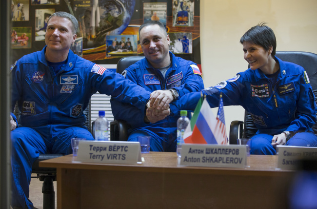 U.S. astronaut Terry Virts (left), Russian cosmonaut Anton Shkaplerov (center) and Italian astronaut Samantha Cristoforetti, members of the next mission to the International Space Station, pose during a news conference in Baikonur cosmodrome, Kazakhstan, Saturday.   AP-Yonhap