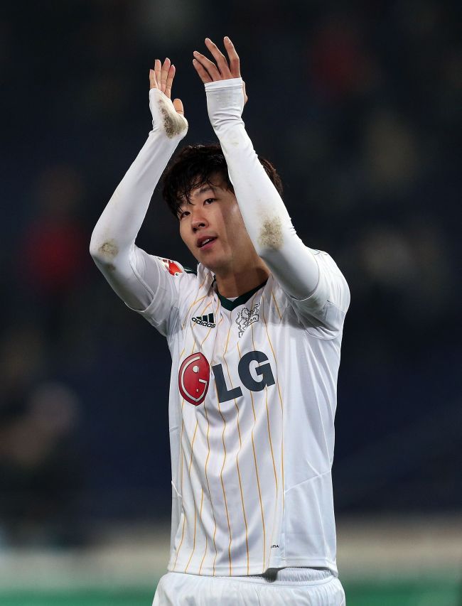 <YONHAP PHOTO-0032> Leverkusen's South Korean striker Heung Min Son applauds the fans after the German first division Bundesliga football match Hannover 96 v Bayer 04 Leverkusen in Hanover, central Germany, on November 22, 2014. Leverkusen won 1-3. AFP PHOTO / RONNY HARTMANN....RESTRICTIONS / EMBARGO ? DFL RULES TO LIMIT THE ONLINE USAGE DURING MATCH TIME TO 15 PICTURES PER MATCH. IMAGE SEQUENCES TO SIMULATE VIDEO IS NOT ALLOWED AT ANY TIME. FOR FURTHER QUERIES PLEASE CONTACT DFL DIRECTLY AT + 49 69 650050.../2014-11-23 06:33:27/ <저작권자 ⓒ 1980-2014 ㈜연합뉴스. 무단 전재 재배포 금지.>
Leverkusen’s Son Heung-min applauds the fans on Saturday.    AFP-Yonhap
Leverkusen’s Son Heung-min applauds the fans on Saturday.    AFP-Yonhap