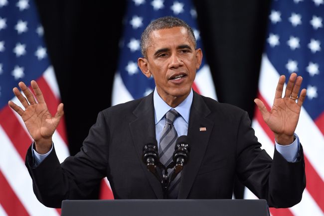U.S. President Barack Obama speaks about his executive action on U.S. immigration policy at Del Sol High School on November 21. (AFP-Yonhap)