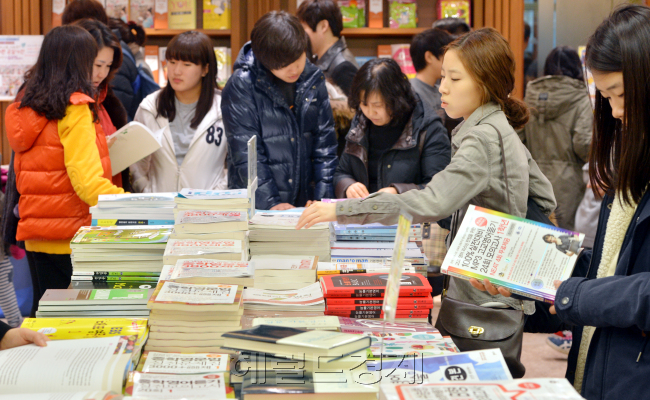 신학기를 앞둔 학생들이 24일 오후 서울 광화문 교보문고 문구코너에서 신학기를 준비하며 학습지를 고르고 있다.<br />이상섭 기자. babtong@heraldcorp.com 2013.02.24
신학기를 앞둔 학생들이 24일 오후 서울 광화문 교보문고 문구코너에서 신학기를 준비하며 학습지를 고르고 있다.
이상섭 기자. babtong@heraldcorp.com 2013.02.24
신학기를 앞둔 학생들이 24일 오후 서울 광화문 교보문고 문구코너에서 신학기를 준비하며 학습지를 고르고 있다.
이상섭 기자. babtong@heraldcorp.com 2013.02.24