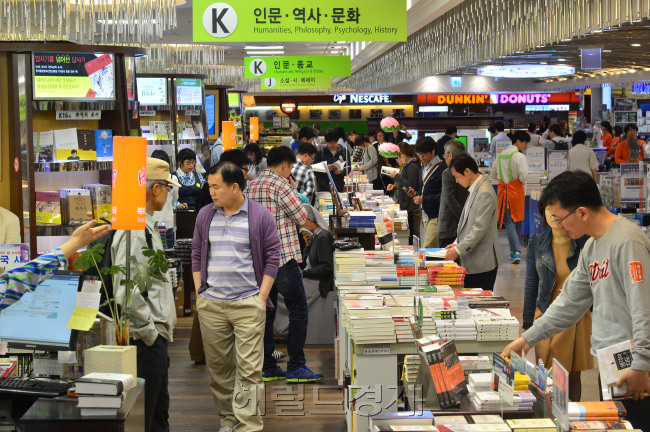 교보문고_인문학코너.<br />이상섭 기자. babtong@heraldcorp.com 2013.05.20
교보문고_인문학코너.
이상섭 기자. babtong@heraldcorp.com 2013.05.20
교보문고_인문학코너.
이상섭 기자. babtong@heraldcorp.com 2013.05.20