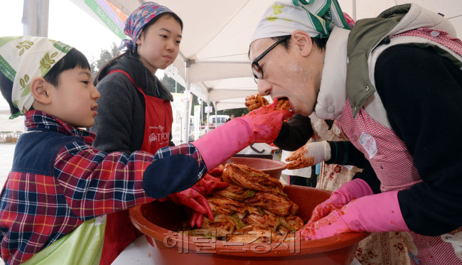 천사(1004)들이 함께 만들고 나누는 2014 김장문화축제  23일 오전 서울 국립민속박물고ㄴ에서 우리나라의 대표적인 겨울나기 문화인 김장문화를 온 몸으로 느껴 볼수 있는 '천사(1004)들이 함께 만들고 나누는 2014 김장문화축제'가 열리고 있다. 행사에 참가한 한 가족이 김장김치를 담그며 가족간의 정을 나누고 있다./ 안훈 기자 rosedale@ 2014.11.23
천사(1004)들이 함께 만들고 나누는 2014 김장문화축제  23일 오전 서울 국립민속박물고ㄴ에서 우리나라의 대표적인 겨울나기 문화인 김장문화를 온 몸으로 느껴 볼수 있는 '천사(1004)들이 함께 만들고 나누는 2014 김장문화축제'가 열리고 있다. 행사에 참가한 한 가족이 김장김치를 담그며 가족간의 정을 나누고 있다./ 안훈 기자 rosedale@ 2014.11.23