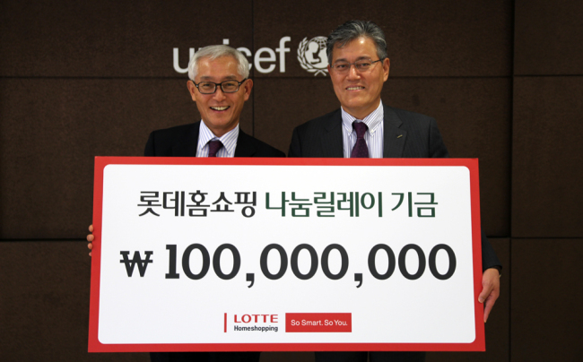 <YONHAP PHOTO-0241> 롯데홈쇼핑, 유니세프 누눔 릴레이 기금 전달 (서울=연합뉴스) 롯데홈쇼핑은 지난 21일 오후 서울시 종로구 유니세프한국위원회 본사에서 '제2차 나눔 릴레이 기금 전달식'을 갖고, 기부금 1억 원을 유니세프에 전달했다고 23일 밝혔다. 강현구 롯데홈쇼핑 대표이사(오른쪽)와 오종남 유니세프한국위원회 사무총장이 기부금 전달 패널을 들고 기념촬영을 하고 있다. 2014.11.23 << 롯데홈쇼핑 제공 >> photo@yna.co.kr/2014-11-23 11:02:51/ <저작권자 ⓒ 1980-2014 ㈜연합뉴스. 무단 전재 재배포 금지.>
<YONHAP PHOTO-0241> 롯데홈쇼핑, 유니세프 누눔 릴레이 기금 전달 (서울=연합뉴스) 롯데홈쇼핑은 지난 21일 오후 서울시 종로구 유니세프한국위원회 본사에서 '제2차 나눔 릴레이 기금 전달식'을 갖고, 기부금 1억 원을 유니세프에 전달했다고 23일 밝혔다. 강현구 롯데홈쇼핑 대표이사(오른쪽)와 오종남 유니세프한국위원회 사무총장이 기부금 전달 패널을 들고 기념촬영을 하고 있다. 2014.11.23 << 롯데홈쇼핑 제공 >> photo@yna.co.kr/2014-11-23 11:02:51/ <저작권자 ⓒ 1980-2014 ㈜연합뉴스. 무단 전재 재배포 금지.>